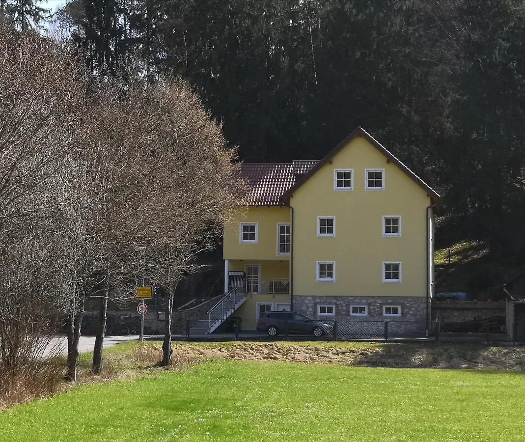 Ferienhaus Am Bach Mit Grossem Garten Deuerling